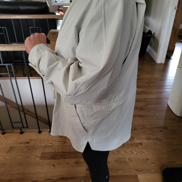Lululemon bone coloured fall jacket Cinch waist size medium - Picture 3 of 5